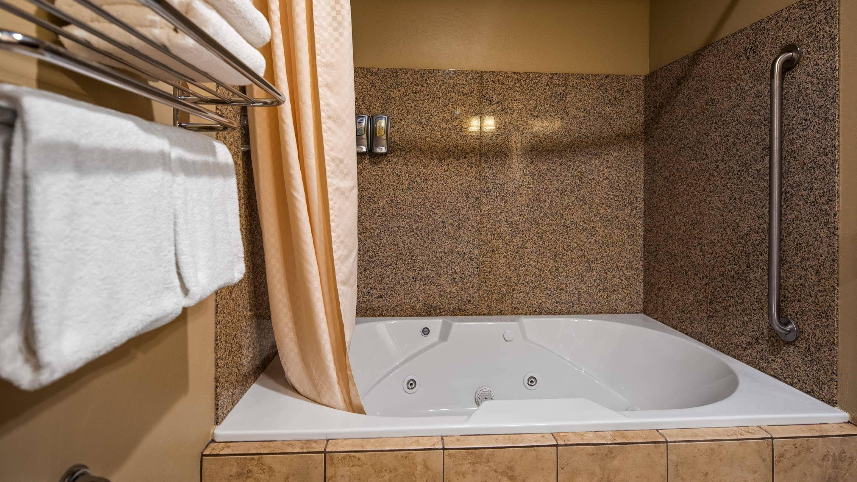 Crandon Inn & Suites Exterior foto
