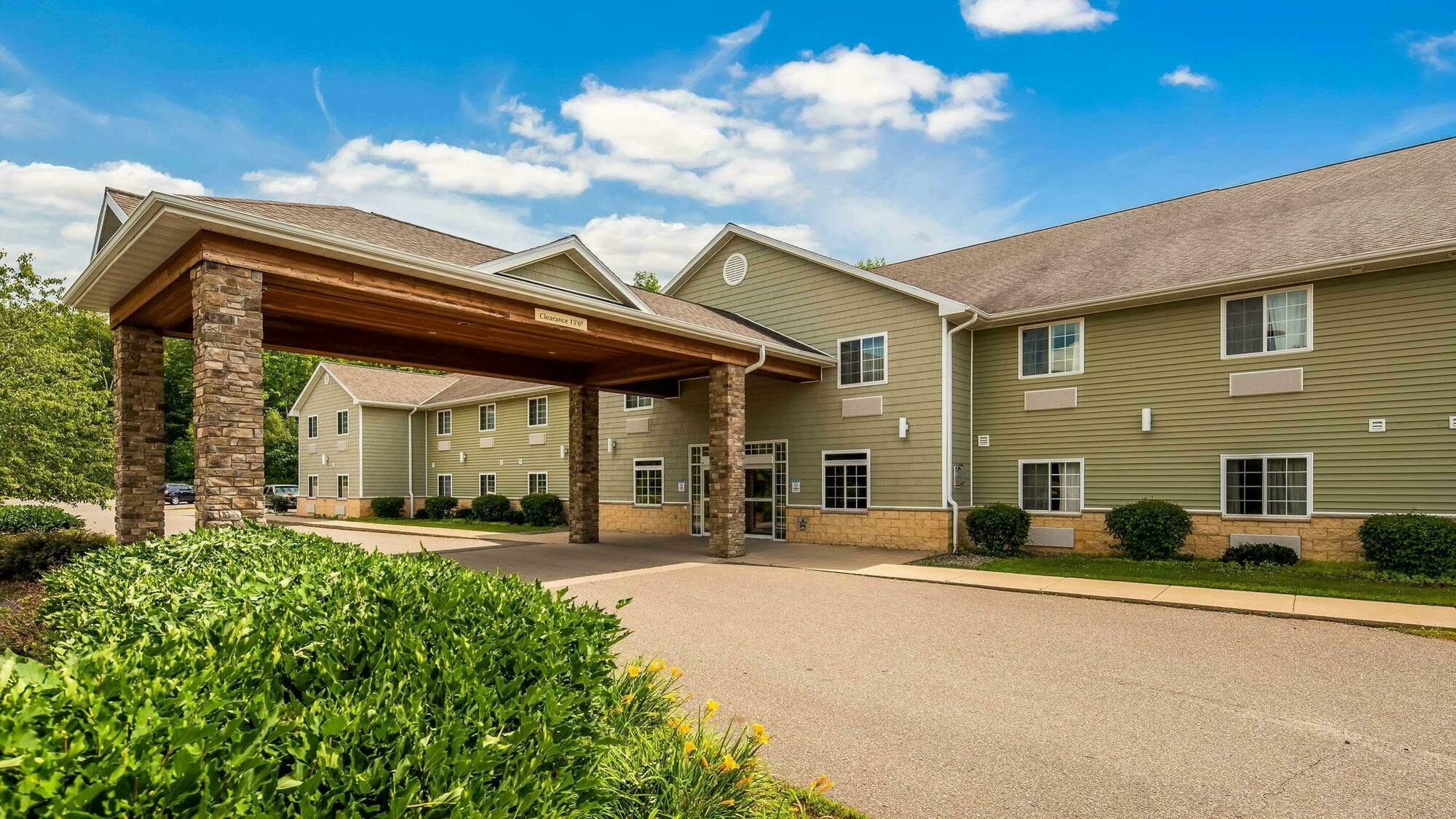 Crandon Inn & Suites Exterior foto